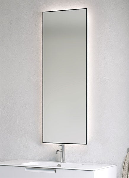 Avlång spegel med ram i svart och Ambilight
